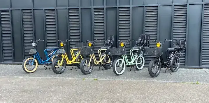 5 vélos kino bikes devant une façade noir