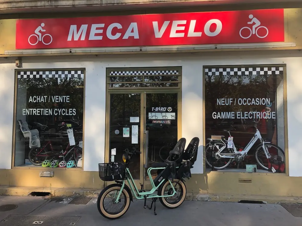 velo kino bikes posé devant la façade de la boutique Meca Velo