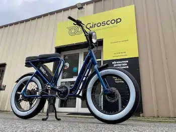 Vélo kino bikes posé devant le magasin Giroscop